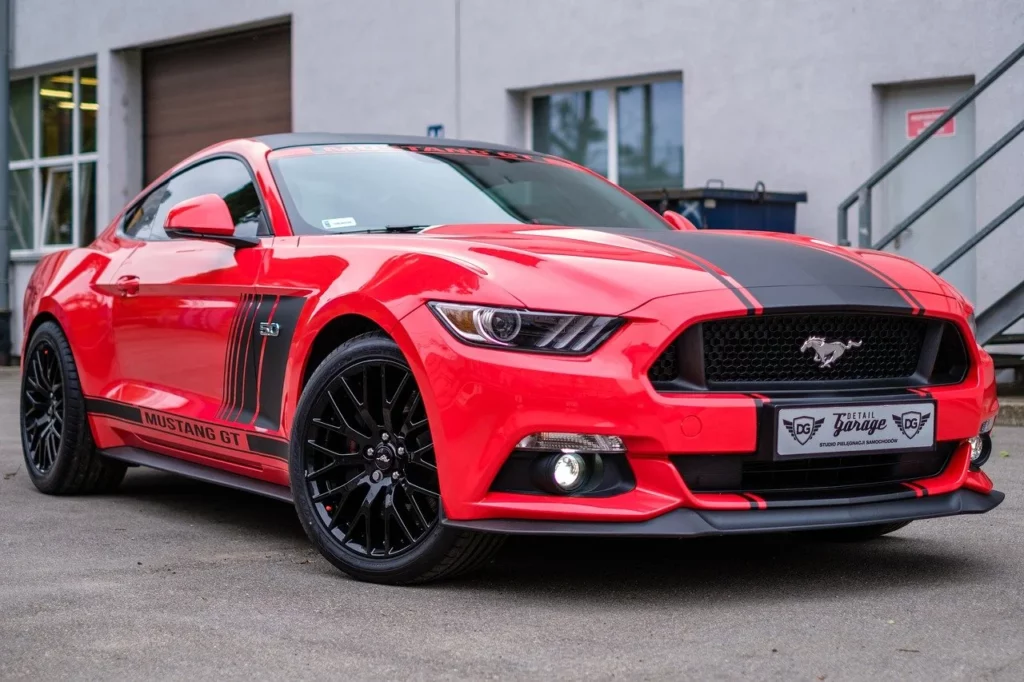 kırmızı Ford Mustang